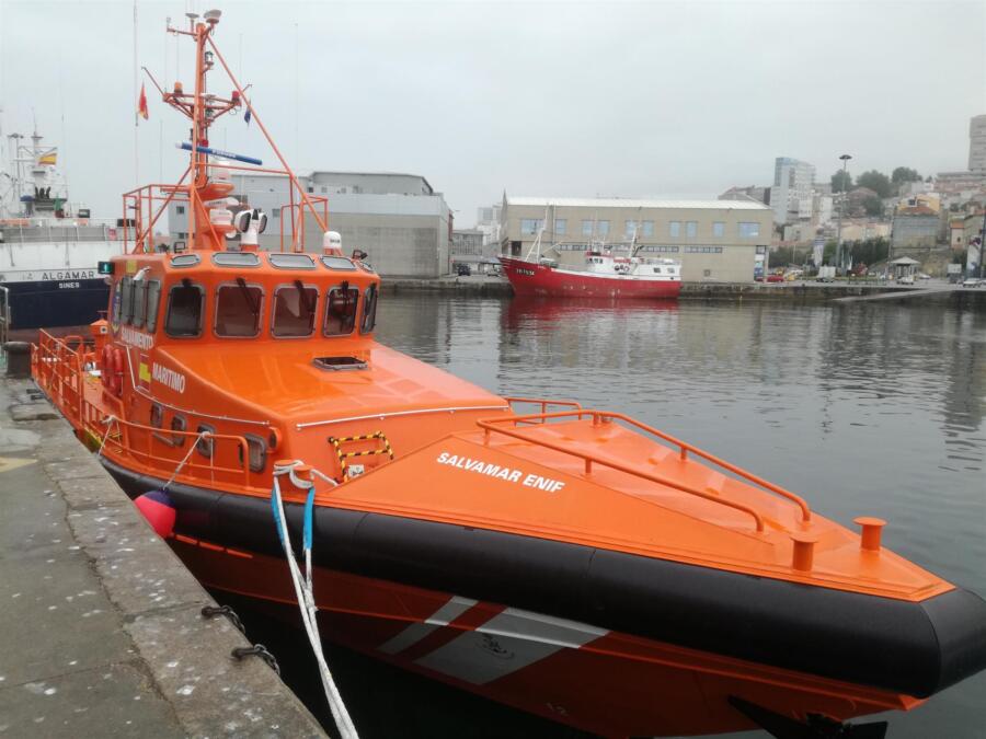 Salvamar Enif. Rescatadas ocho personas que navegaban a dos 'toys' a 20 millas de Barbate y Tarifa.