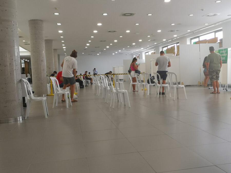 Centro de vacunación en el Palacio de Congresos de La Línea. Imagen de archivo.