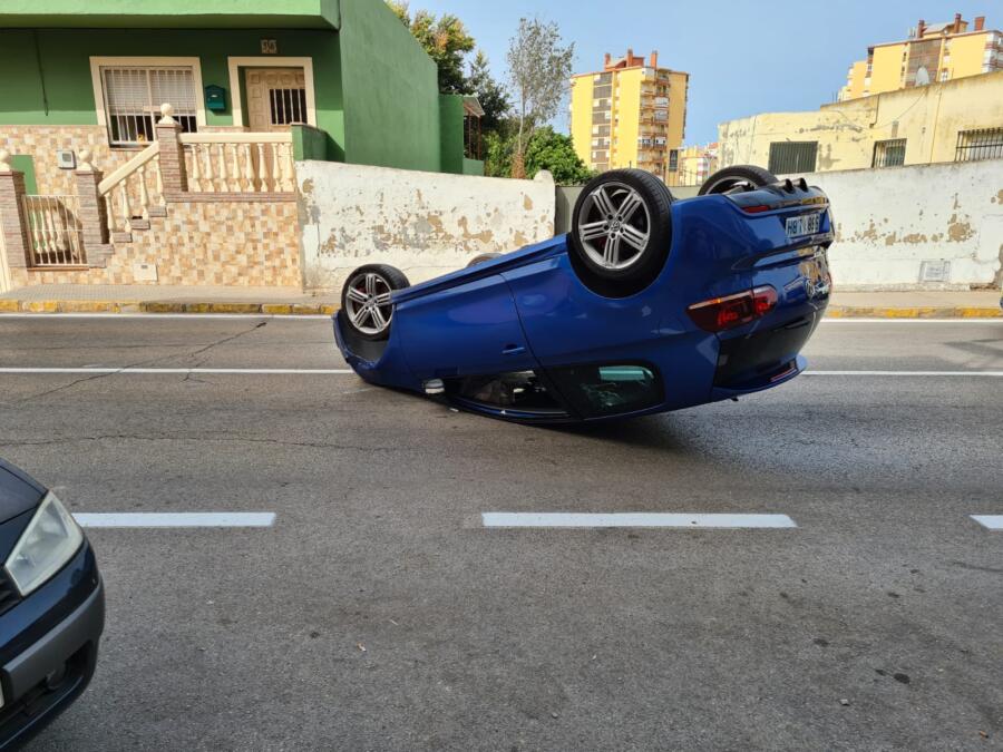 Vehiculo volcado en La Granja