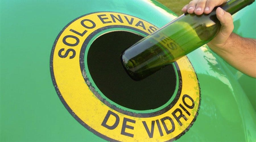 Imagen de archivo de un contenedor de vidrio. El sector hostelero de Tarifa recicla más de 32 toneladas de vidrio durante el verano