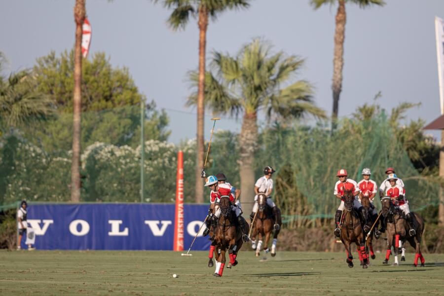 Un instante de la Copa de Bronce VOLVO de alto hándicap. Foto: Matías Callejo.