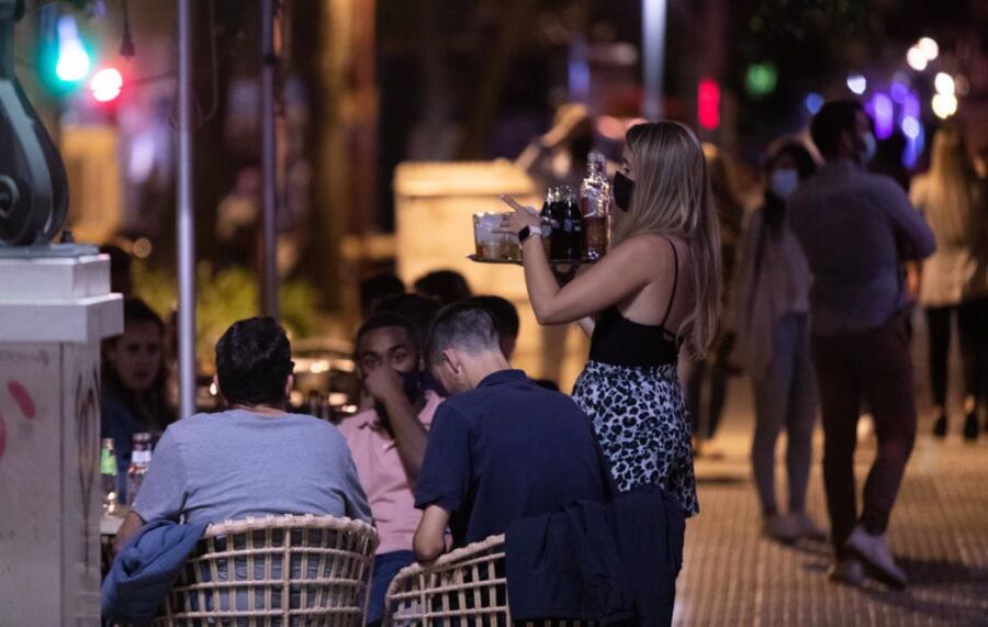 Cvirus.- Andalucía reduce desde este jueves los aforos en hostelería y desde el domingo en salones de celebración