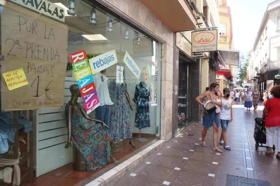 Tiendas en el centro de La Línea, en imagen de archivo.