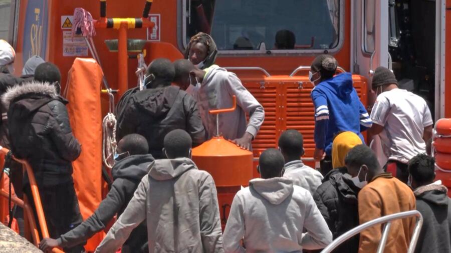 Rescatan dos pateras con 49 personas a bordo al norte de Lanzarote