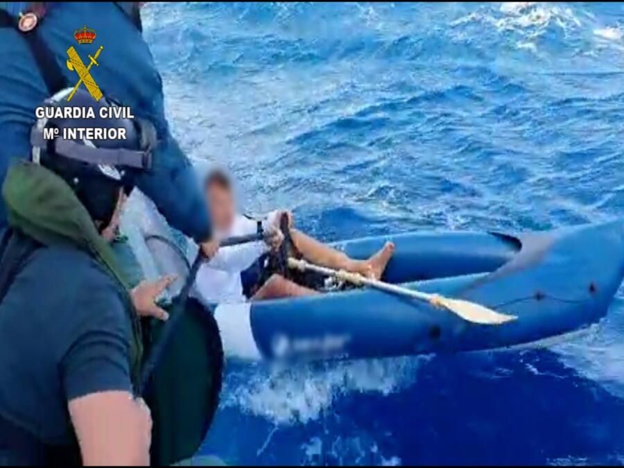 Sucesos.- Rescatan a un turista que se encontraba a la deriva con un kayak entre las islas de Lanzarote y Fuerteventura