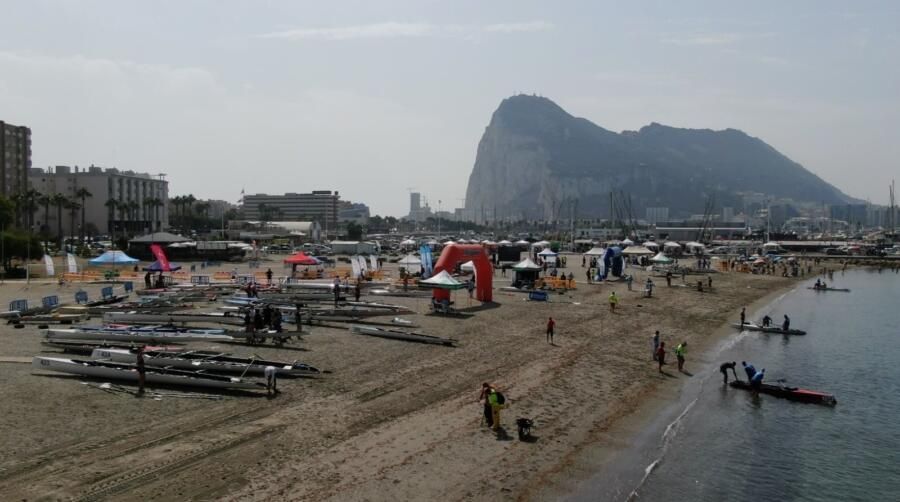 Vista de la Playa de 'Poniente' en una competición de remo