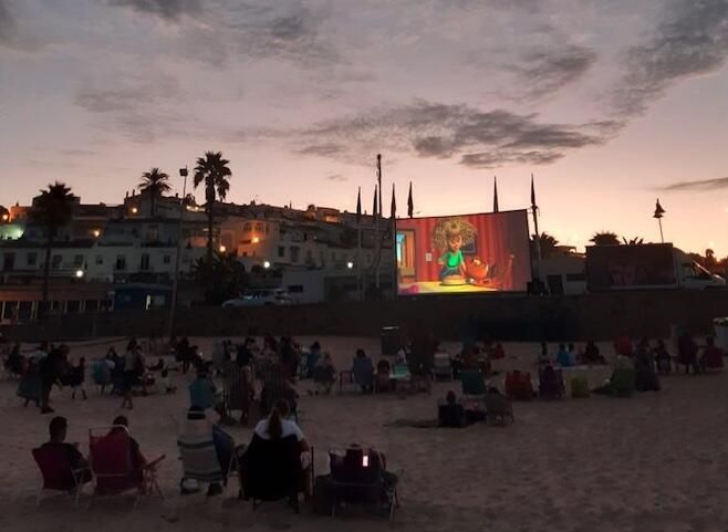 Imagen de una edición pasada de "Cine de verano en playas" en Algeciras. 