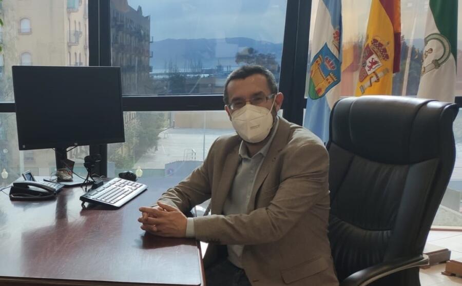 Juan Franco con mascarilla