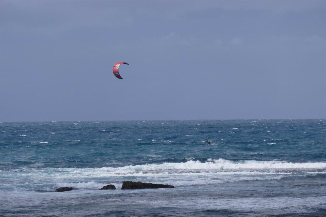 Una cometa de kitesurf en Tarifa.