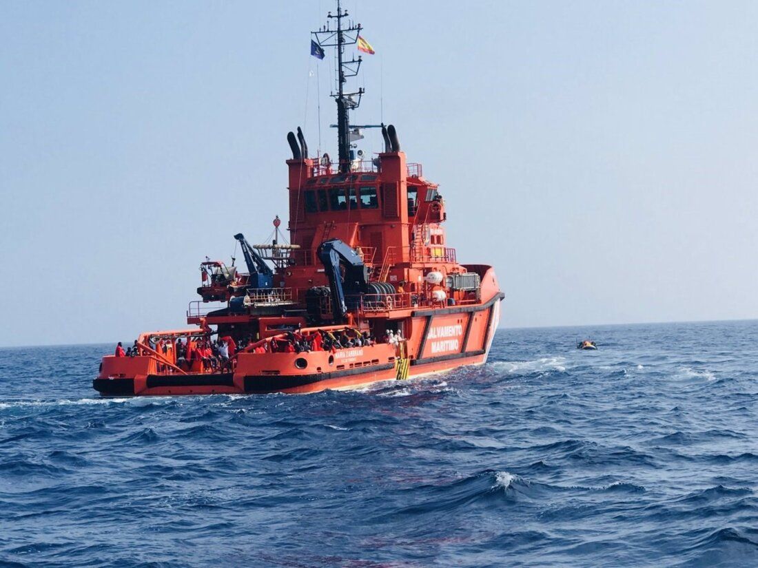 Cádiz.-Sucesos.- Rescatados 34 inmigrantes a bordo de tres embarcaciones cuando intentaban cruzar el Estrecho