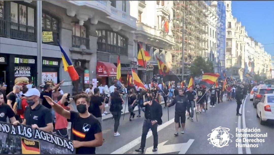 Individuos en una manifestación en Chueca contra las personas LGTBI. Foto: Fundación Internacional de Derechos Humanos.