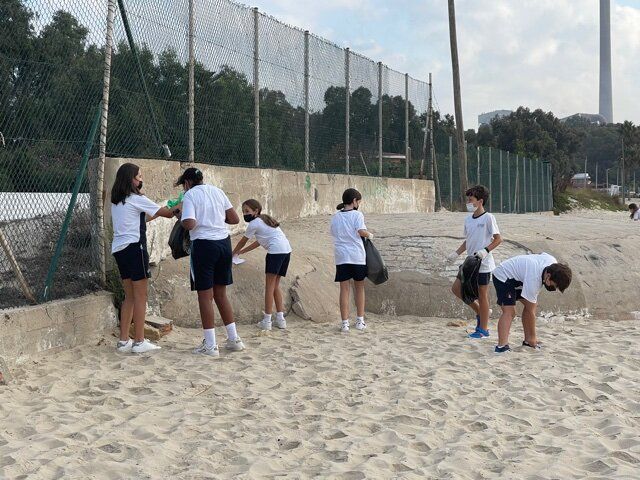 Alumnos del colegio de la Casa de la Virgen recogen basura de la playa de Palmones.