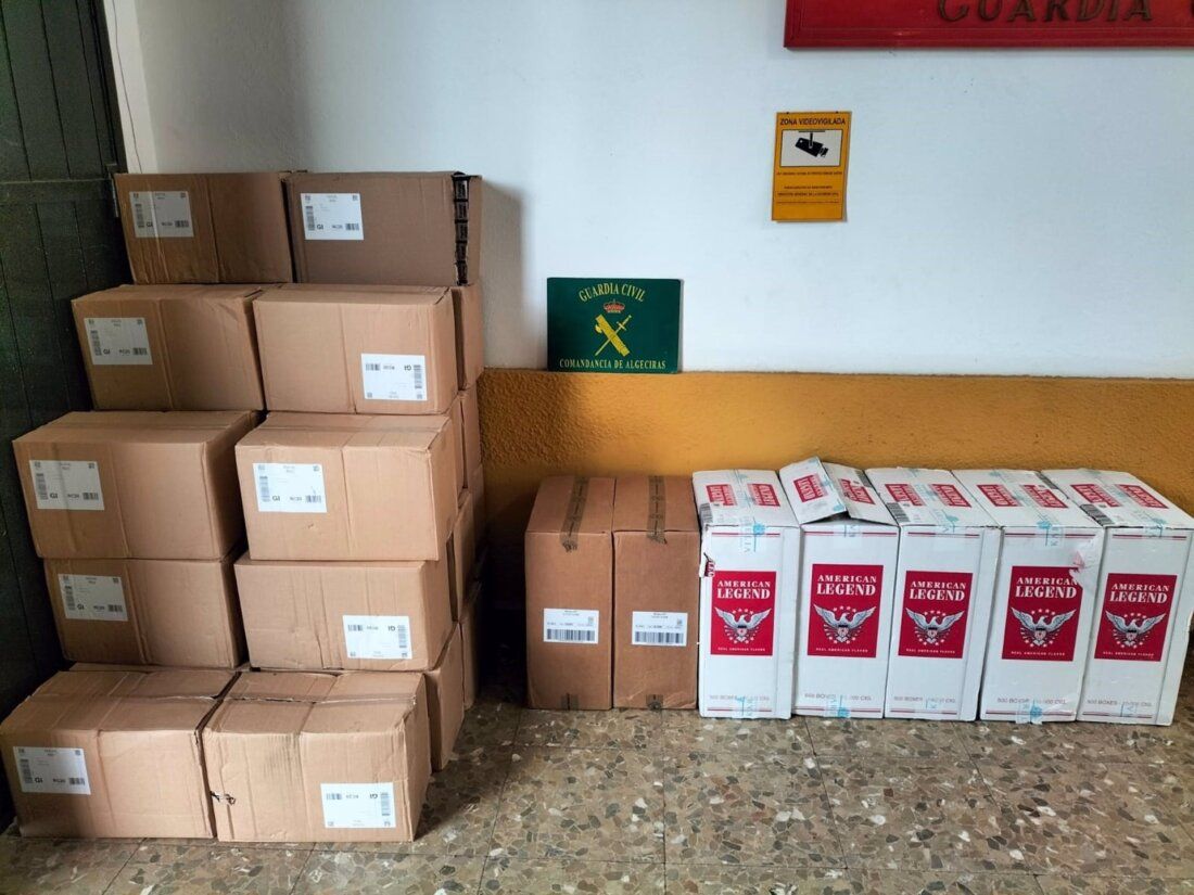 Cádiz.-Sucesos.- Detienen a dos vecinos de La Línea e intervienen dos embarcaciones y 21.250 cajetillas de tabaco