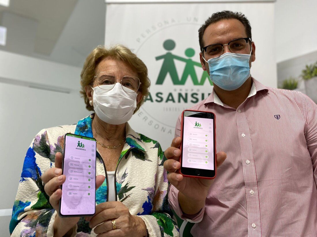María Luisa Escribano e Ismael Vaca con la APP
