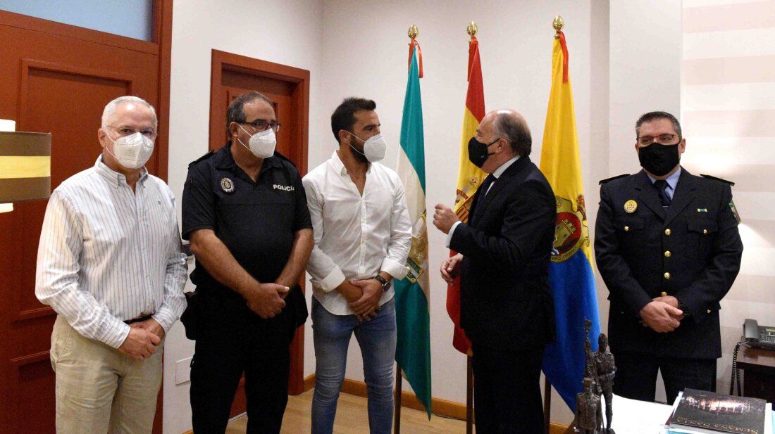 El alcalde y los responsables municipales, con el agente Rivera esta mañana en el Ayuntamiento de Algeciras.