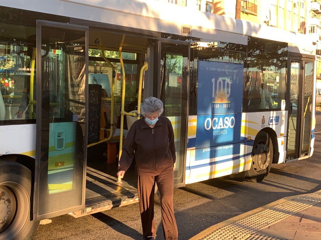 Las mascarillas dejarán mañana de ser obligatorias en los transportes públicos. Imagen de archivo. 