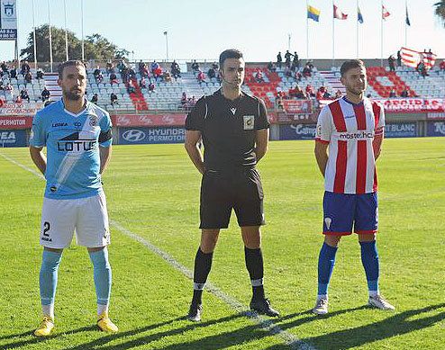 El colegiado pacense García Gómez, entre los capitanes de Balona y Algeciras CF en la temporada 20/21/Foto: Juan Carlos González Vázquez