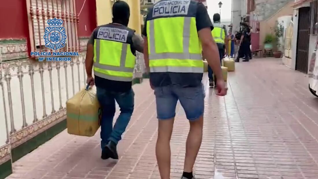 La Policía Nacional desarticula un grupo asentado en la barriada Padre Flores de Algeciras dedicado al tráfico de hachís.