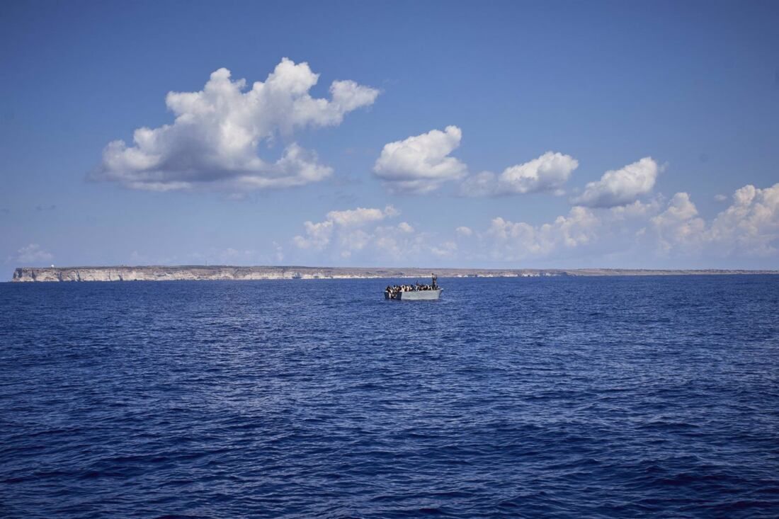 El barco 'Astral' del Open Arms rescata una patera con 70 personas en el Mediterráneo