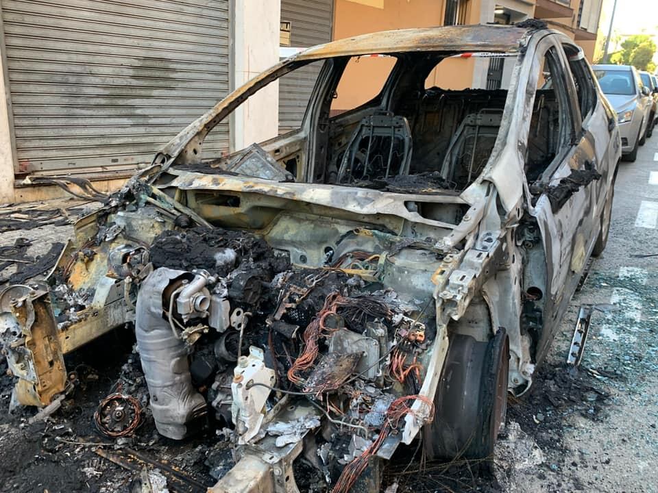 Estado calcinado de uno de los coches afectados por el incendio.