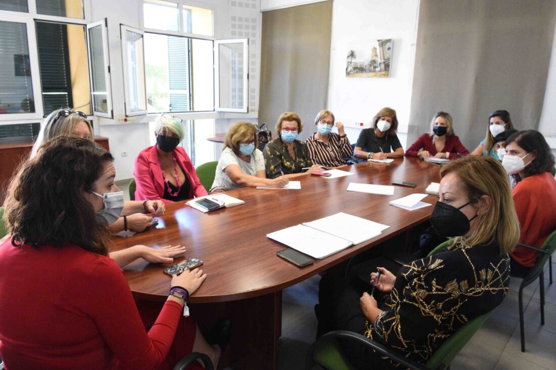 Reunión entre el Ayuntamiento de Algeciras y las asociaciones para organizar el 25-N en la ciudad..