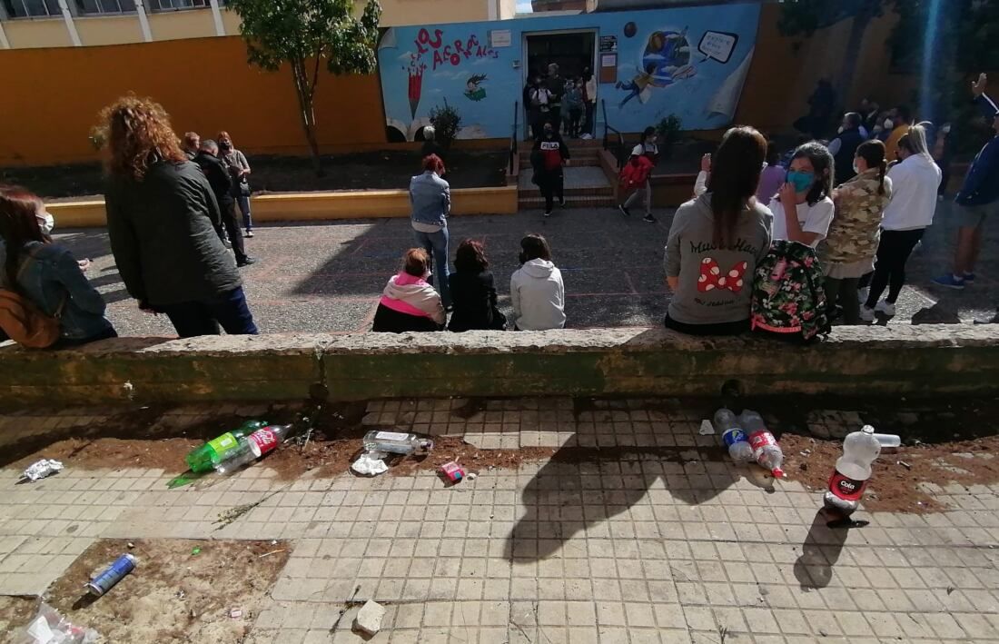 Botellon a la puerta del cole