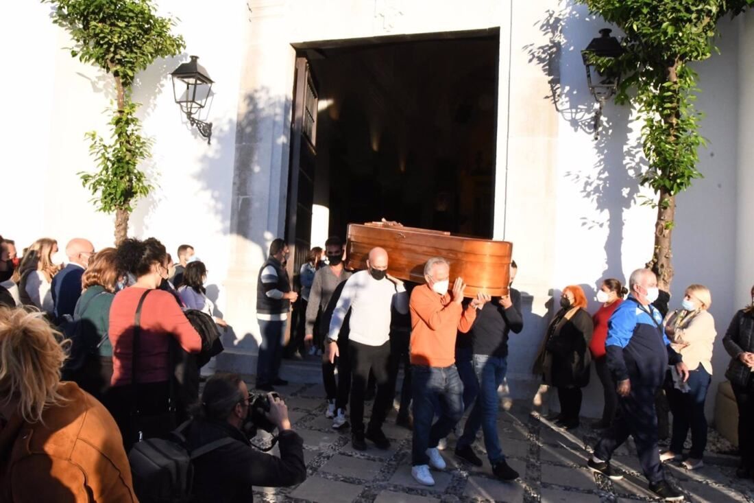 Cádiz.- Numerosas personas acuden a las exequias de la mujer apuñalada este domingo en San Roque