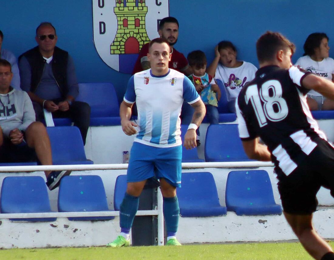 El central de la Unión Deportiva Castellar Club de Fútbol, José Antonio Rubio manzano 'Puyi', ante el filial de la Balona