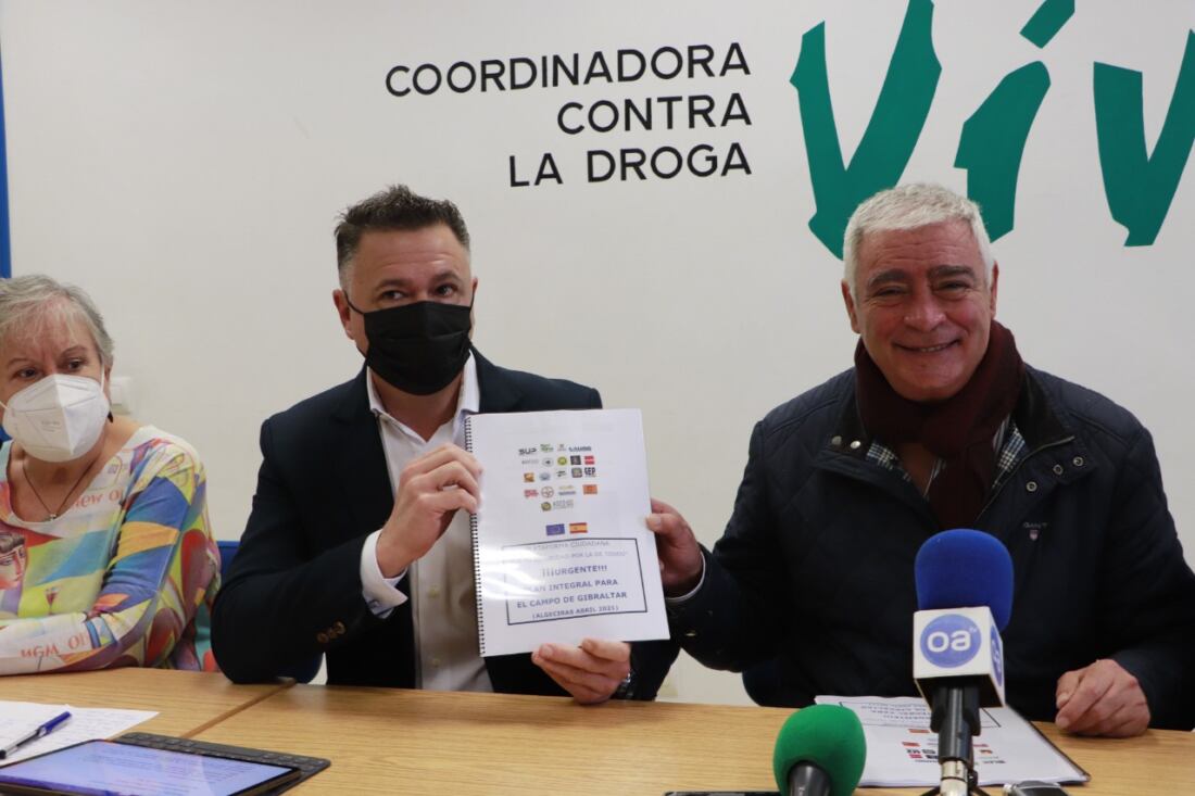 Paco Mena, en representación de los colectivos agrupados en la Coordinadora contra la Droga Barrio Vivo, ha hecho entrega al diputado de Unidas Podemos de un informe de los problemas y posibles soluciones del Campo de Gibraltar