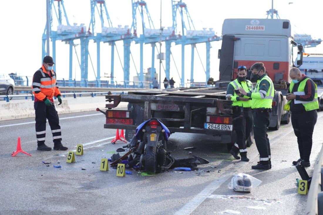 Fallece un trabajador del puerto de Algeciras al colisionar con un camión en un corte de carreteras