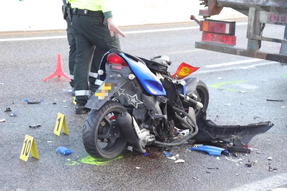 Moto accidentada en el acceso norte del Puerto de Algeciras. Foto: Fran Montes.