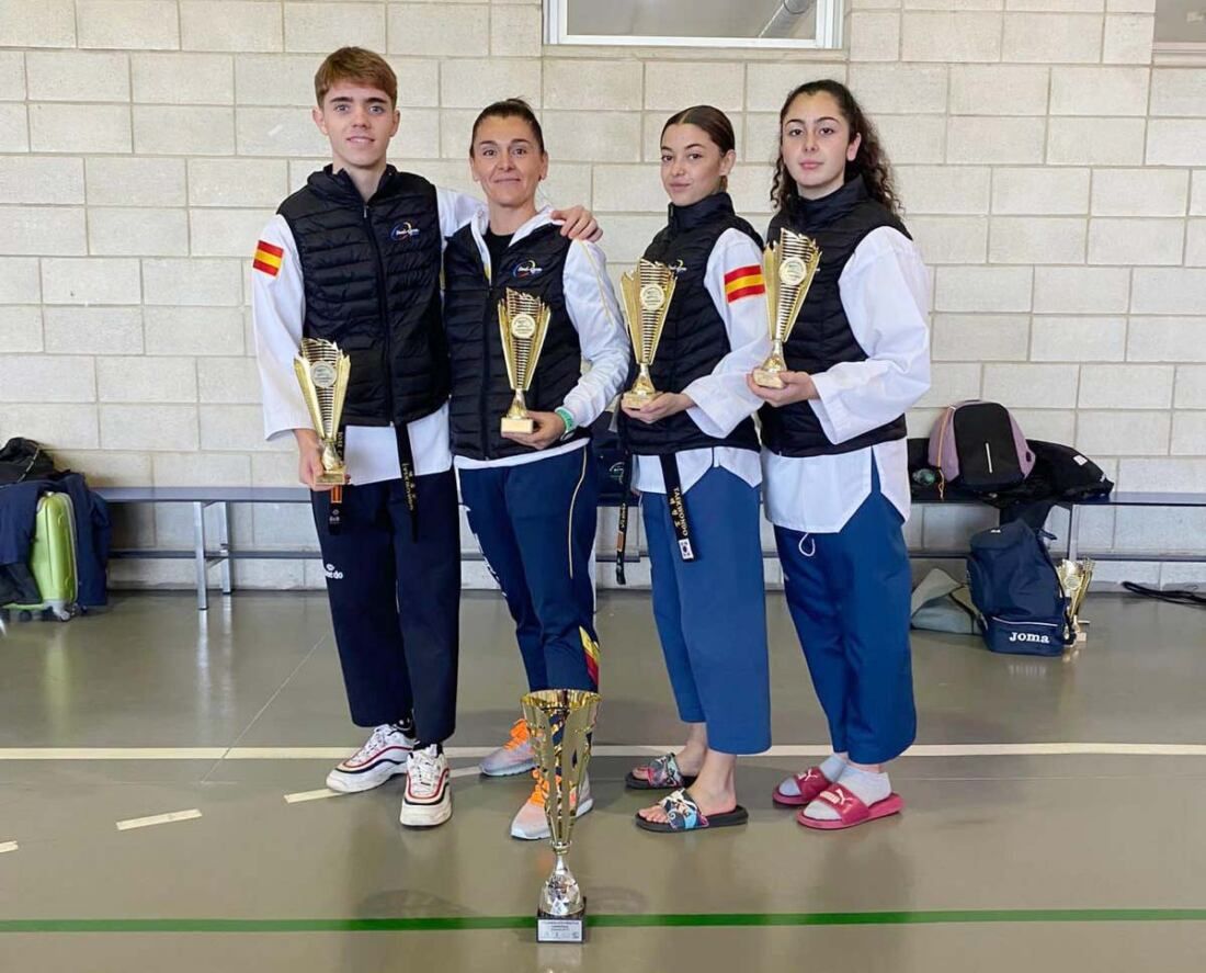 Competidores del Seúl Gym con sus trofeos de campeones