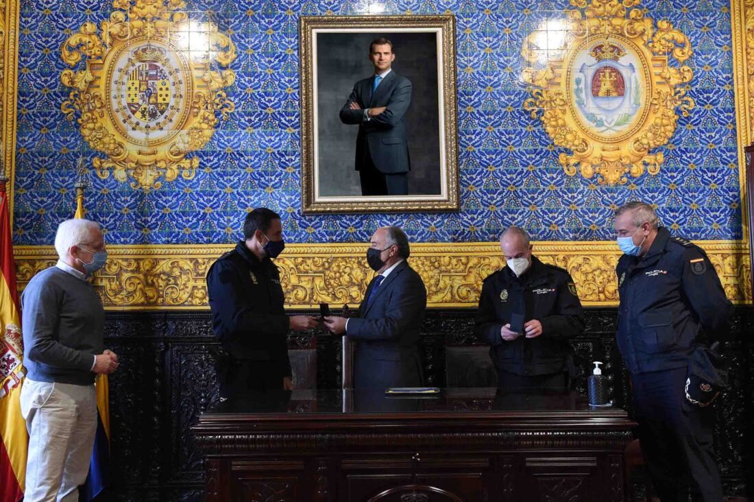 Los comisarios Domínguez Borja y Puell Martin reciben la insignia de la ciudad de Algeciras