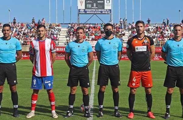 El colegiado Martínez Montalbán, en el Algeciras CF-CE Sabadell/Foto: Juan Carlos González Vázquez