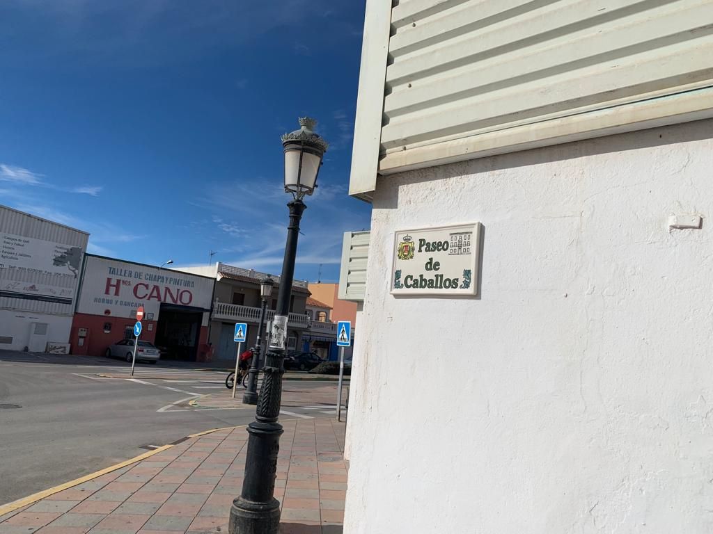 Una de las placas que ha sido sustituida en una calle de Los Barrios.