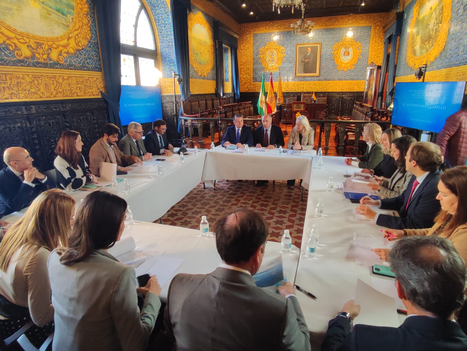 El consejero de la Presidencia, Antonio Sanz, y el alcalde José Ignacio Landaluce presiden un encuentro de trabajo en el salón del pleno del Ayuntamiento de Algeciras.