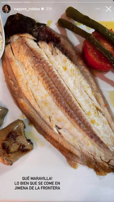 Nagore Robles disfruta del pescado acompañado de verduras en Jimena.