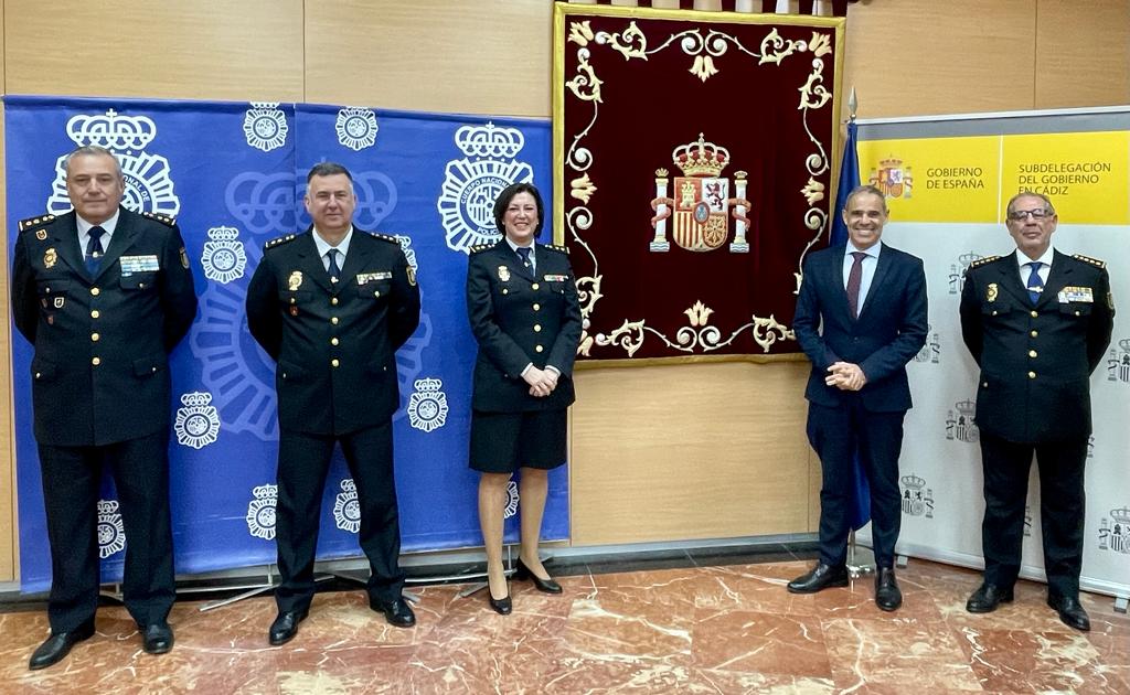 El subdelegado del Gobierno en Cádiz, José Pacheco, y el jefe provincial de la Policía Nacional, el comisario principal Santos Bernal, junto con los dos comisarios del Cuerpo Nacional de Policía (CNP). 