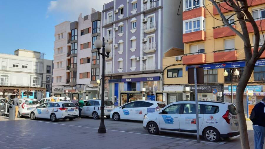 Parada taxis en la Plaza de la Constitución de La Línea.