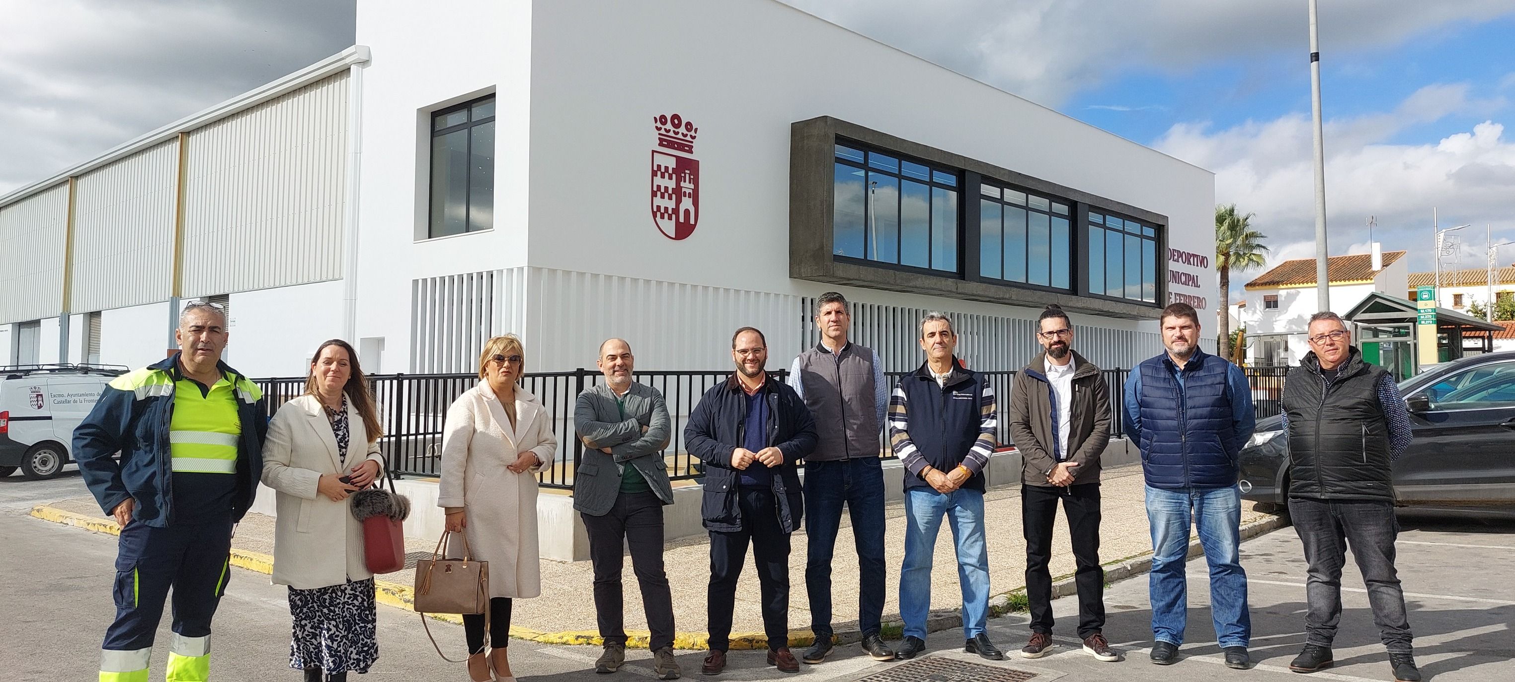 Autoridades durante la visita a las obras del pabellón.