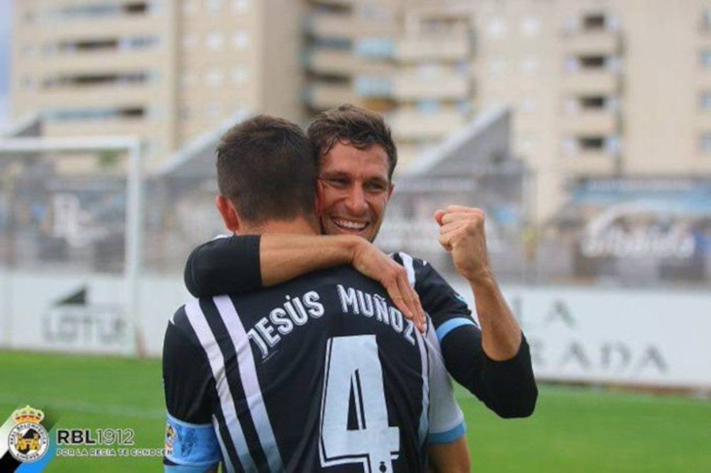 Víctor Mena se abraza con Jesús Muñoz/FOTO: RB Linense