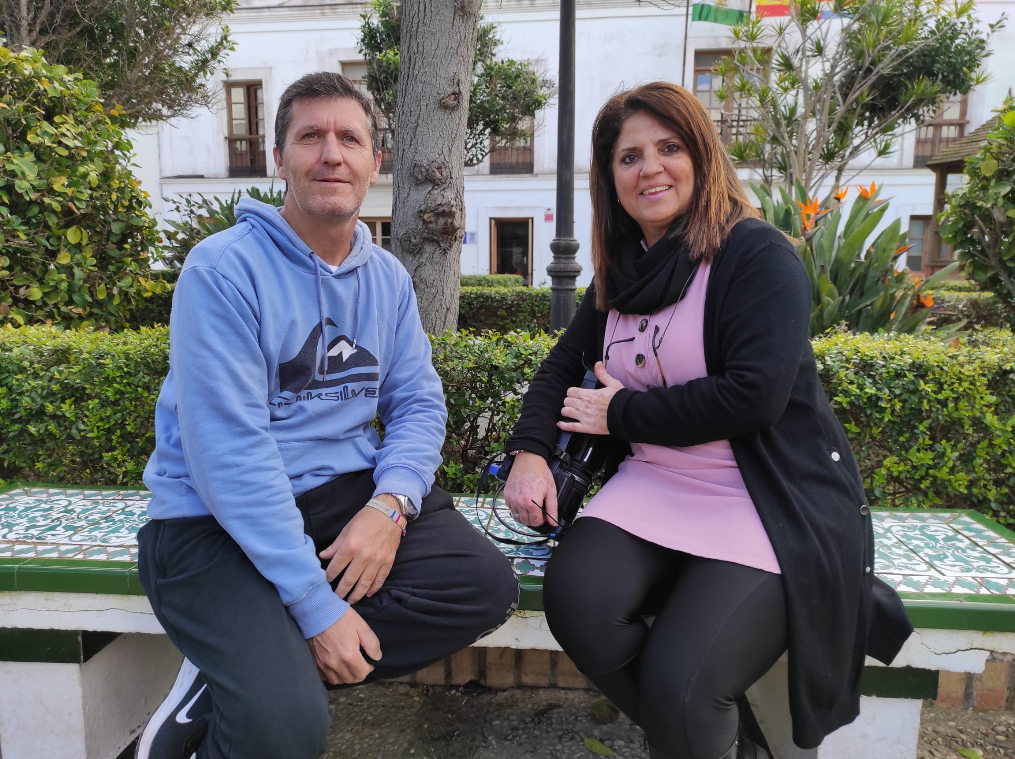 Rafael Garrido posa en plaza Sta. María junto a la cámara de Televisión Tarifa Isabel Ortega.