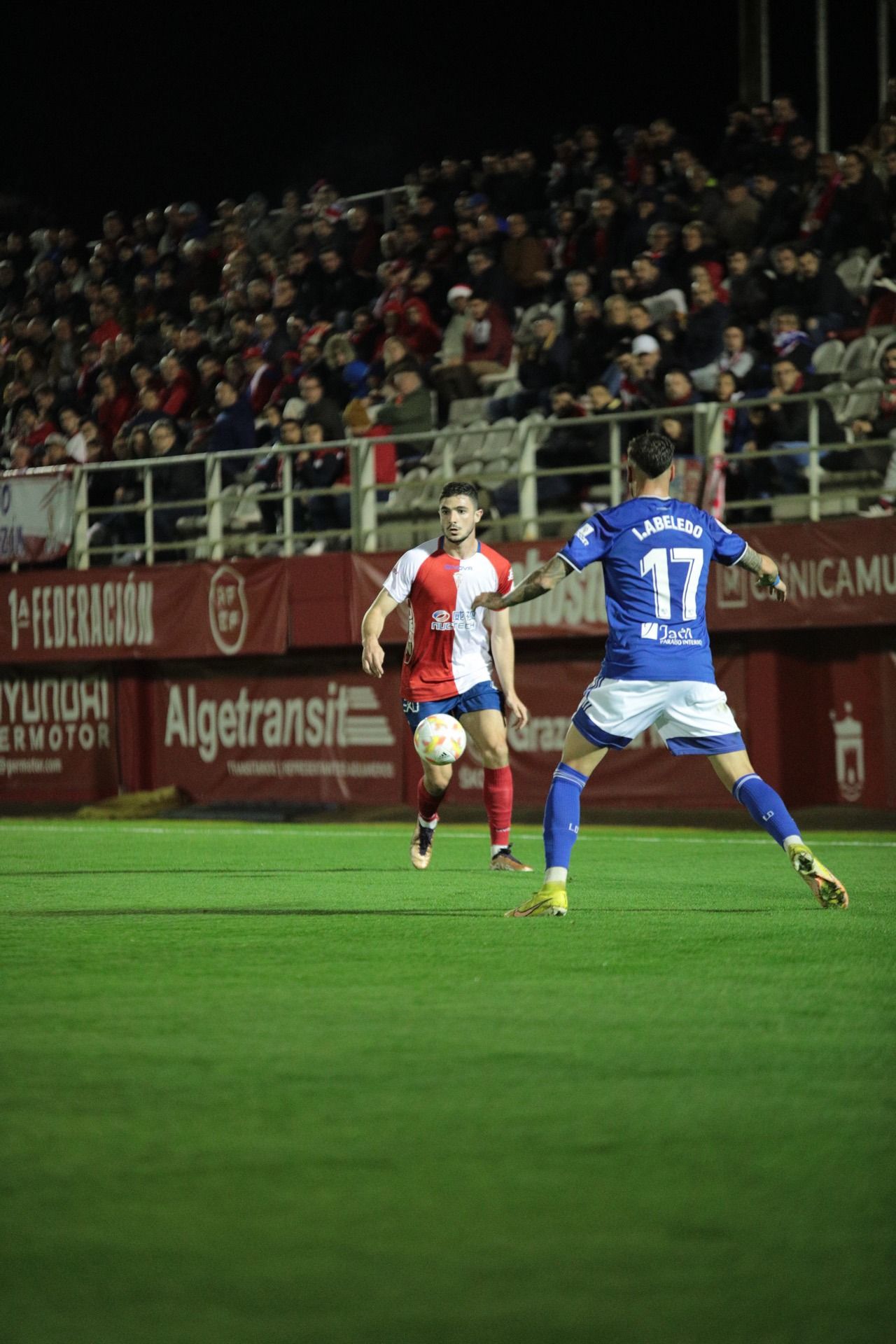 Ferni encara a un jugador del Linares en el 3-3 del Algeciras.