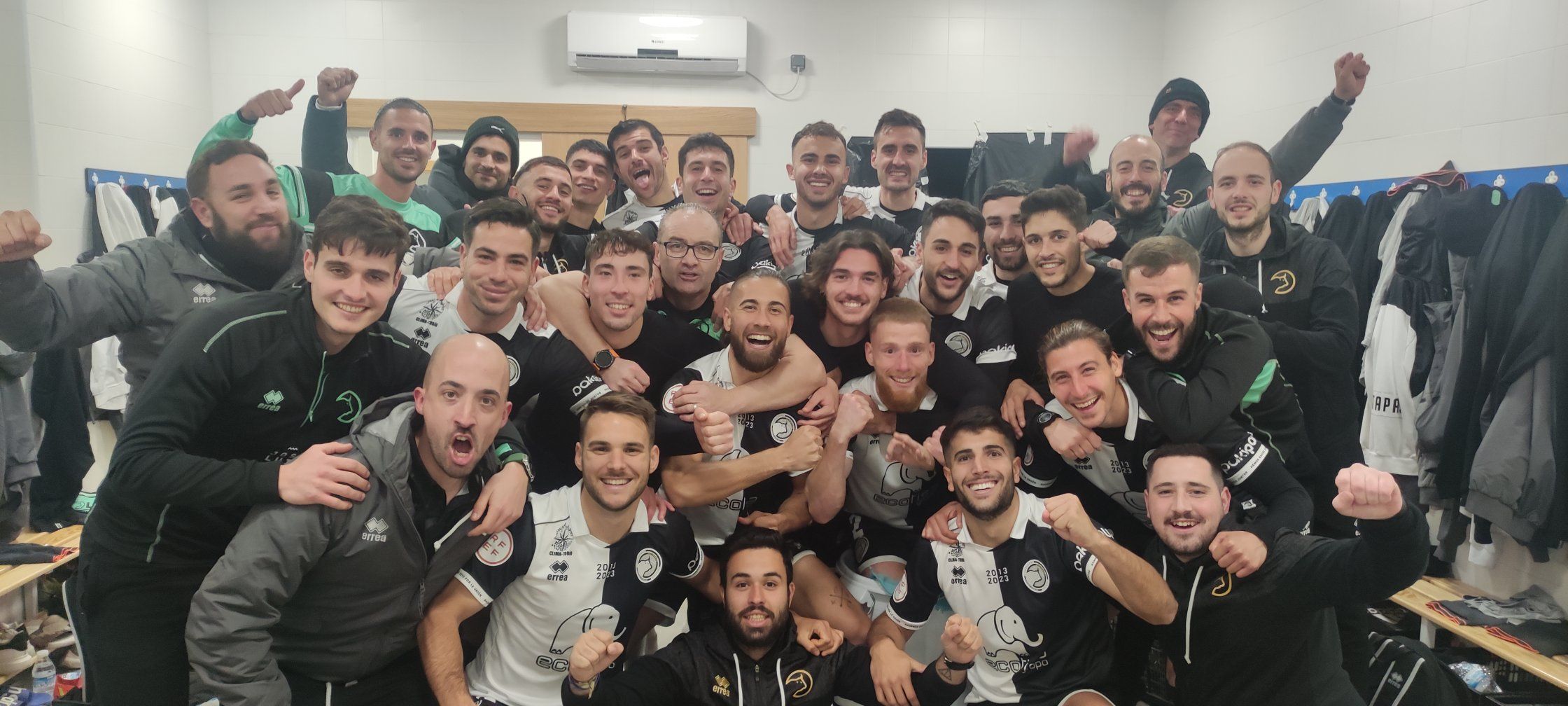 Los jugadores de Unionistas Salamanca celebran el triunfo ante el Pontevedra CF