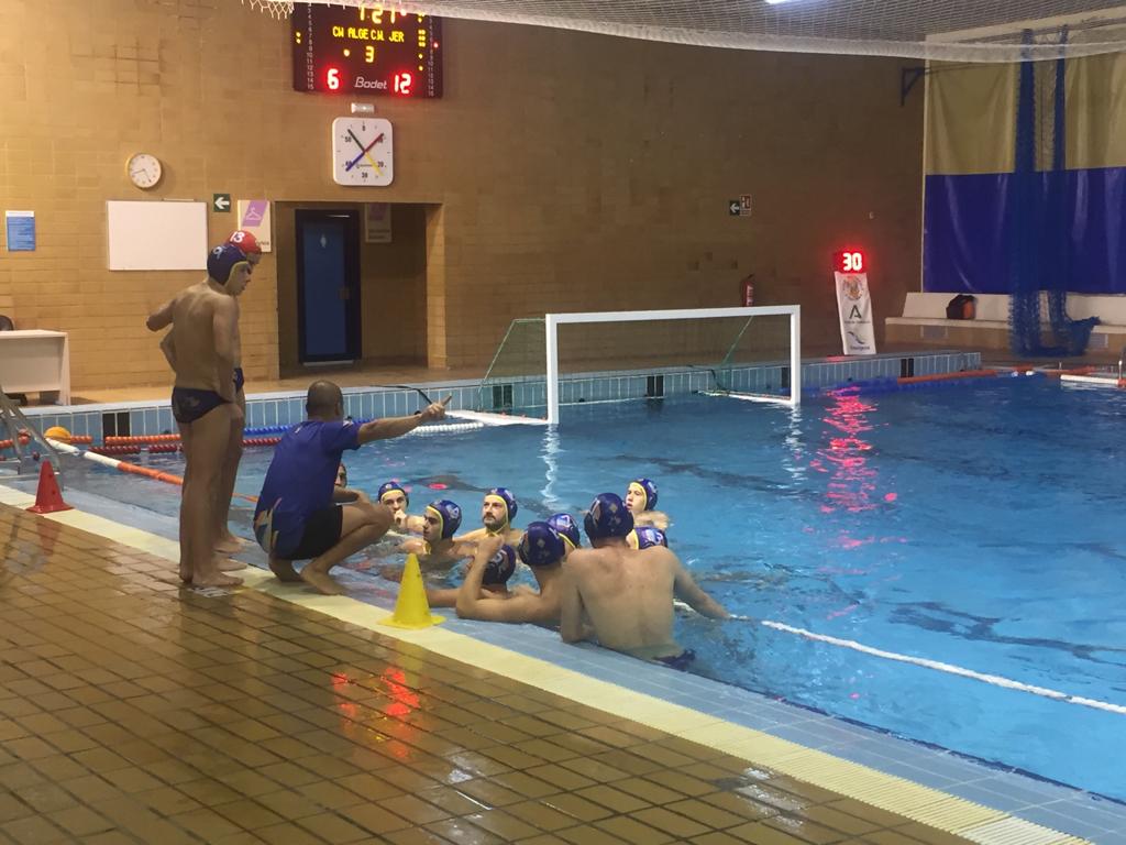 Los jugadores del CW Algeciras, en un tiempo muerto en el último encuentro de liga regular