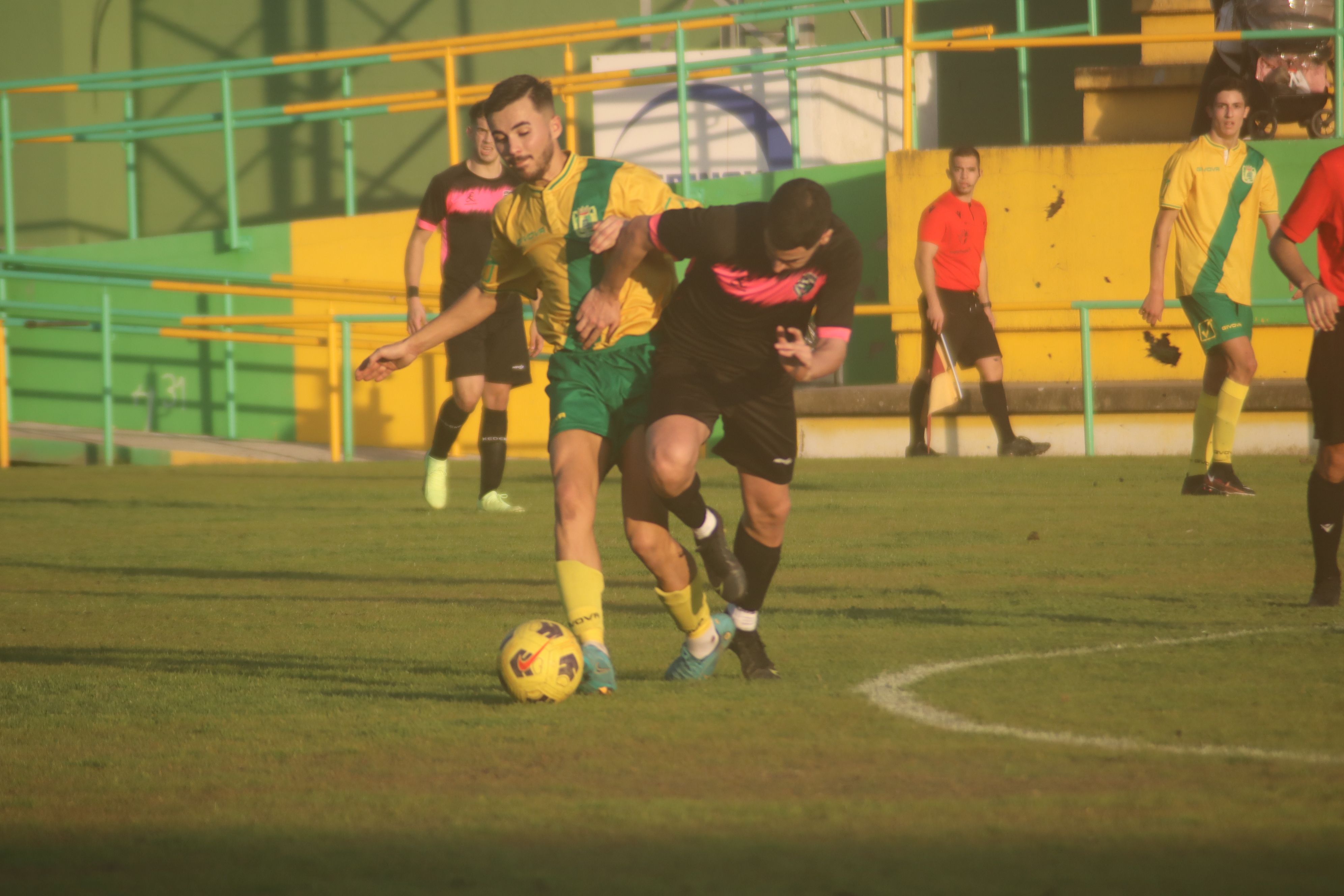 Álex González, del filial de la UD Los Barrios, pugna con Moi Suárez, de la AD Taraguilla/FOTO: Axel S.C.