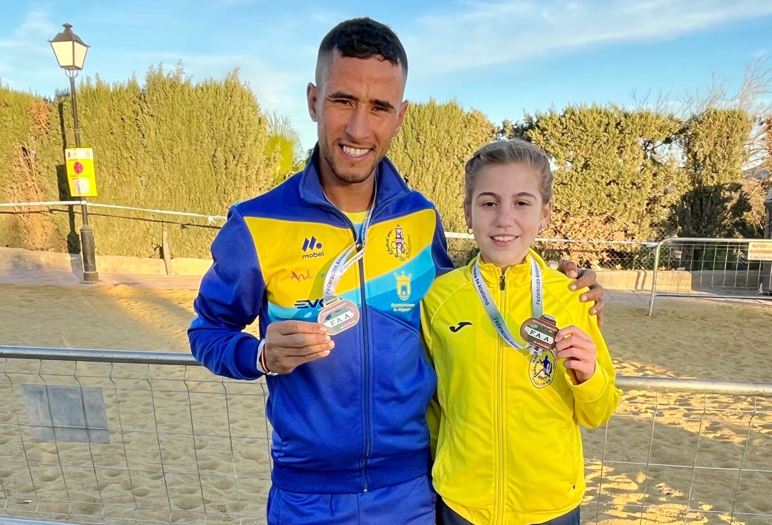 Mustapha Sabili y Claudia Zarza posa con sus medallas logradas en el Campeonato de Andalucía de Campo a Través