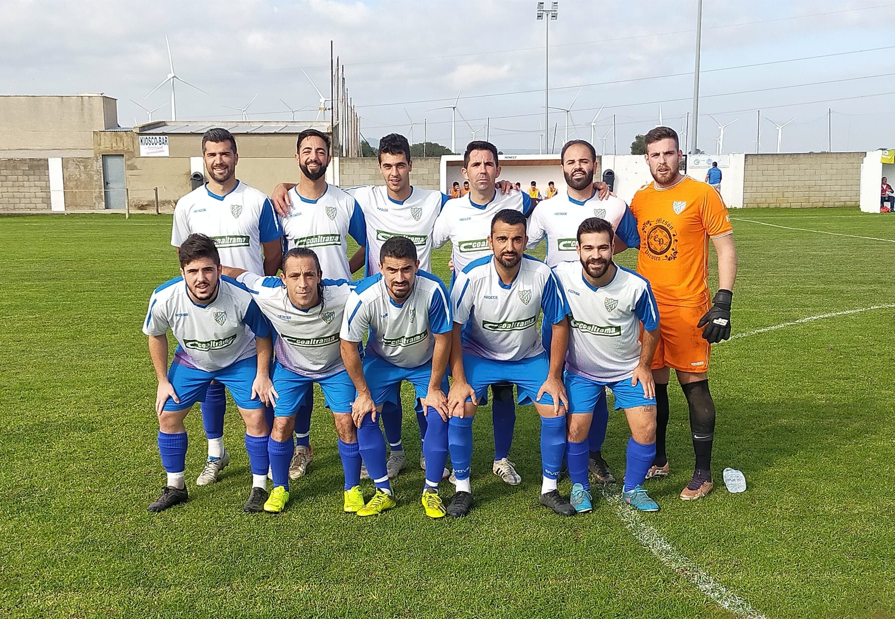Formación del Facinas CF, que posa antes del partido