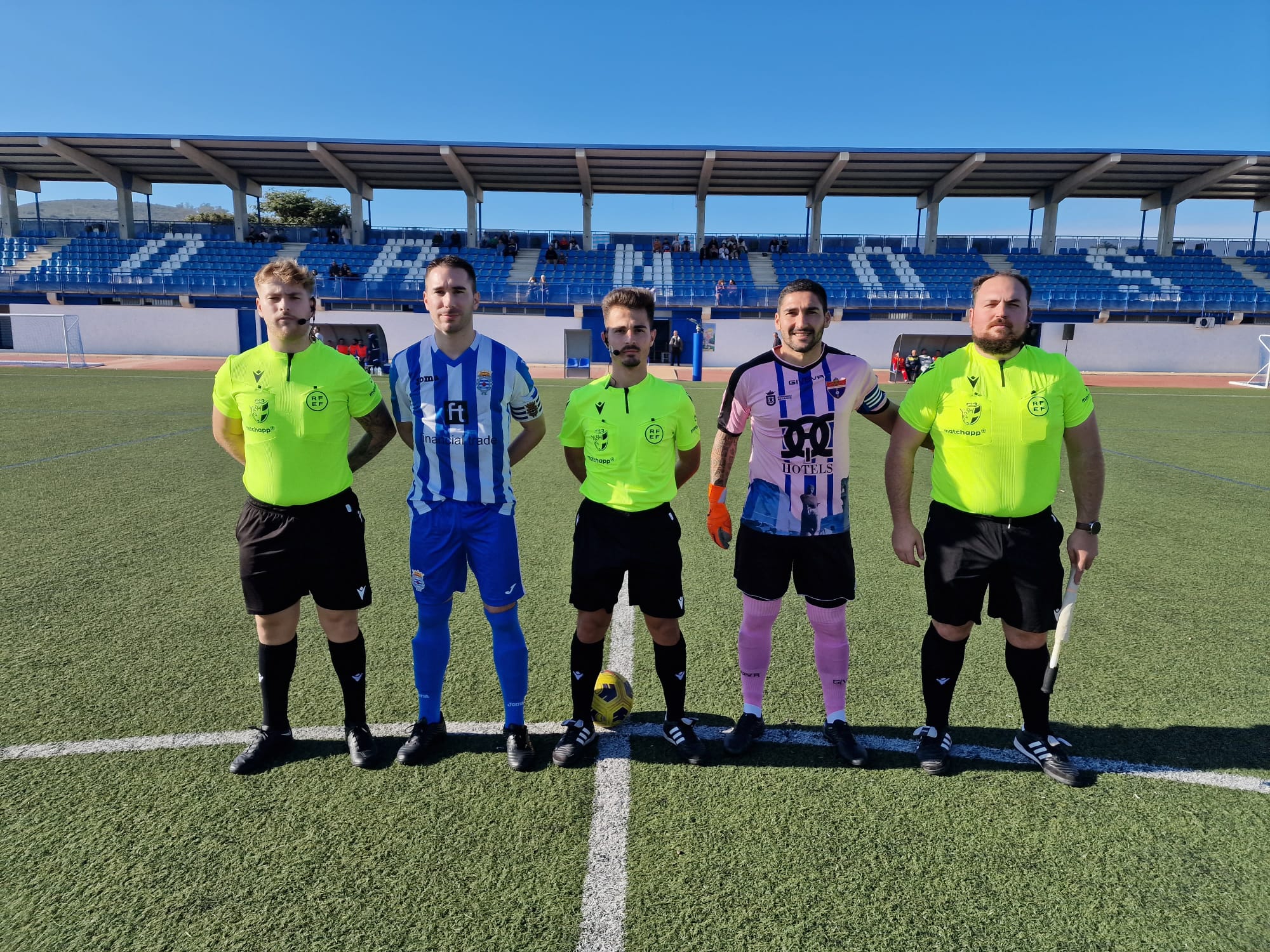 Gil y Curro, capitanes de UD Bornense y UD Tarifa, posan con el trío arbitral antes del encuentro/FOTO: Macu Hoyos