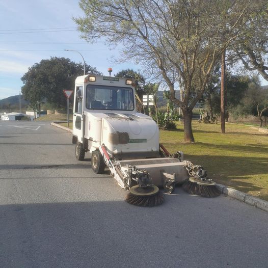 Maquinaria de limpieza en una calle de Castellar.